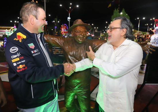 A Estátua do Amazonino Mendes é de tamanho real do ex-governador - Foto: Divulgação