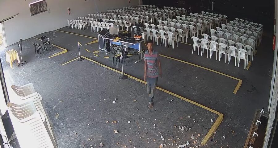 VÍDEO: homem invade igreja e furta equipamentos eletrônicos no AC