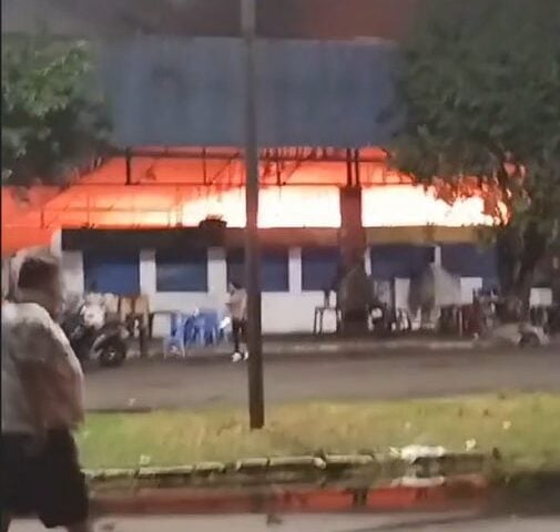 Incêndio iniciou por volta das 23h e se alastrou rapidamente - Foto: Reprodução/Whatsapp