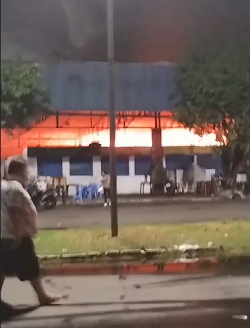 Incêndio iniciou por volta das 23h e se alastrou rapidamente - Foto: Reprodução/Whatsapp
