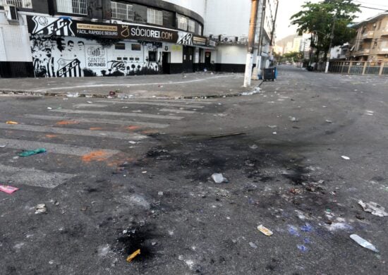 Carros que estavam estacionados ao redor do estádio foram incendiados