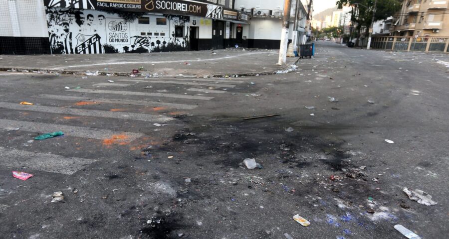 Carros que estavam estacionados ao redor do estádio foram incendiados