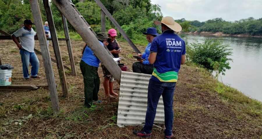 Técnicos acompanham produores da Vila de Balbina in loco - Foto: Divulgação/Idam