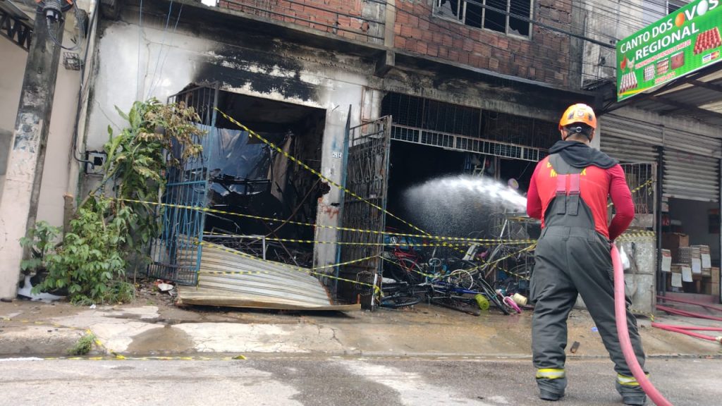 Incêndio ocorreu o prédio localizado na Avenida Margarita - Foto: Luzimar Bessa / GNC 