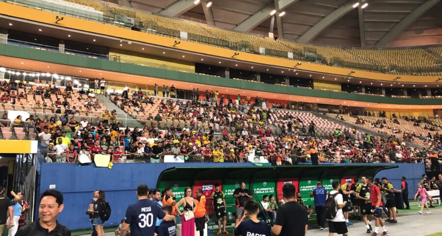 Torcedores já chegam no estádio para ver o 'Jogo dos famosos' na Arena da Amazônia - Foto: Haliandro Furtado/Portal Norte