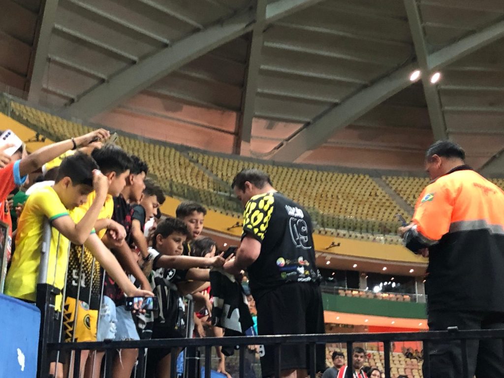 Luizão deu autógrafos para a torcida no estádio - Foto: Haliandro Furtado/Portal Norte