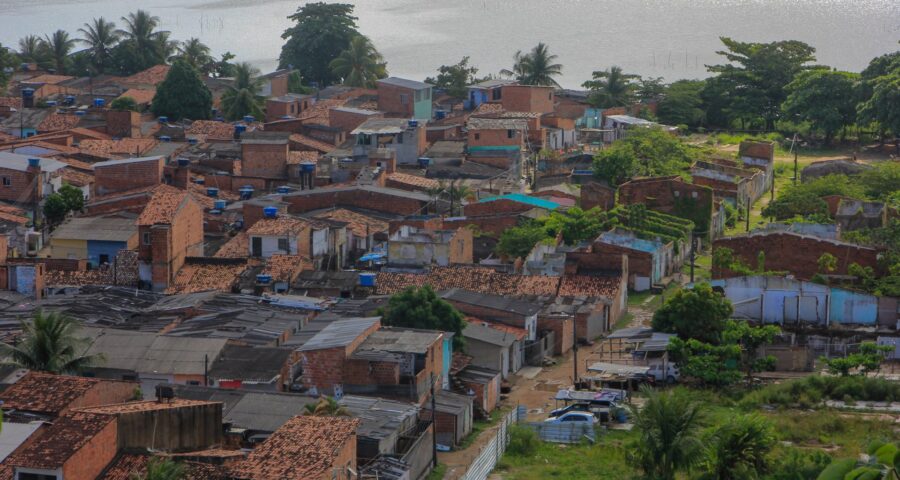 A região, situada próxima à lagoa Mundaú e ao antigo Centro de Treinamento do Centro Esportivo Alagoano (CSA), já estava sob monitoramento devido à remoção de sal-gema pela Braskem até 2019 - Foto: Guido Jr/ Foto Arena/ Estadão Conteúdo