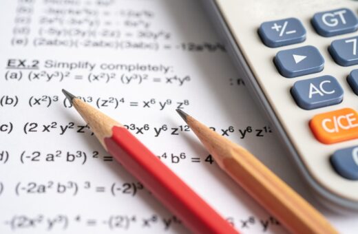 Menos de 50% dos alunos alcançaram o nível mínimo de aprendizagem em matemática e ciências - Foto: Reprodução/Canva