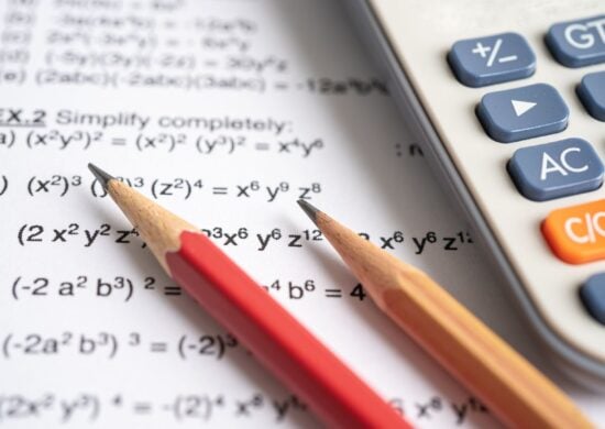 Menos de 50% dos alunos alcançaram o nível mínimo de aprendizagem em matemática e ciências - Foto: Reprodução/Canva