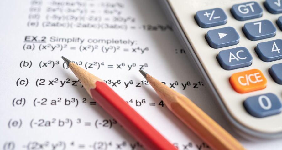 Menos de 50% dos alunos alcançaram o nível mínimo de aprendizagem em matemática e ciências - Foto: Reprodução/Canva