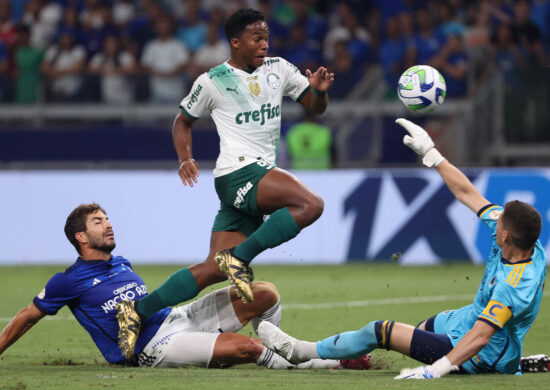 O jogador Endrick chuta para marcar seu gol contra a equipe do Cruzeiro EC, durante partida pela 38ª rodada, do Campeonato Brasileiro, Série A, no Mineirão - Foto: Cesar Greco/Palmeiras/by Canon