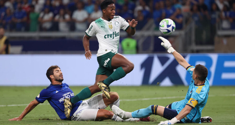 O jogador Endrick chuta para marcar seu gol contra a equipe do Cruzeiro EC, durante partida pela 38ª rodada, do Campeonato Brasileiro, Série A, no Mineirão - Foto: Cesar Greco/Palmeiras/by Canon