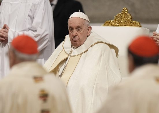 Papa Francisco autoriza bênção a casais homoafetivos, mas mantém doutrina