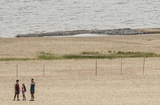 Praia da Ponta Negra com faixa de proteção para que banhistas não entrem na água, na maior seca em 121 anos. Foto: Rafa Neddermeyer/Agência Brasil