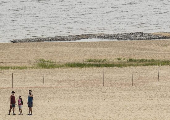 Praia da Ponta Negra com faixa de proteção para que banhistas não entrem na água, na maior seca em 121 anos. Foto: Rafa Neddermeyer/Agência Brasil