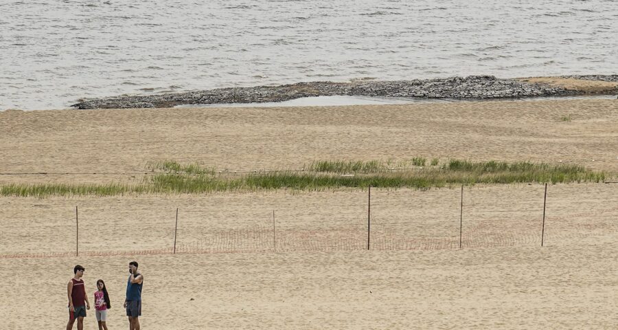 Praia da Ponta Negra com faixa de proteção para que banhistas não entrem na água, na maior seca em 121 anos. Foto: Rafa Neddermeyer/Agência Brasil