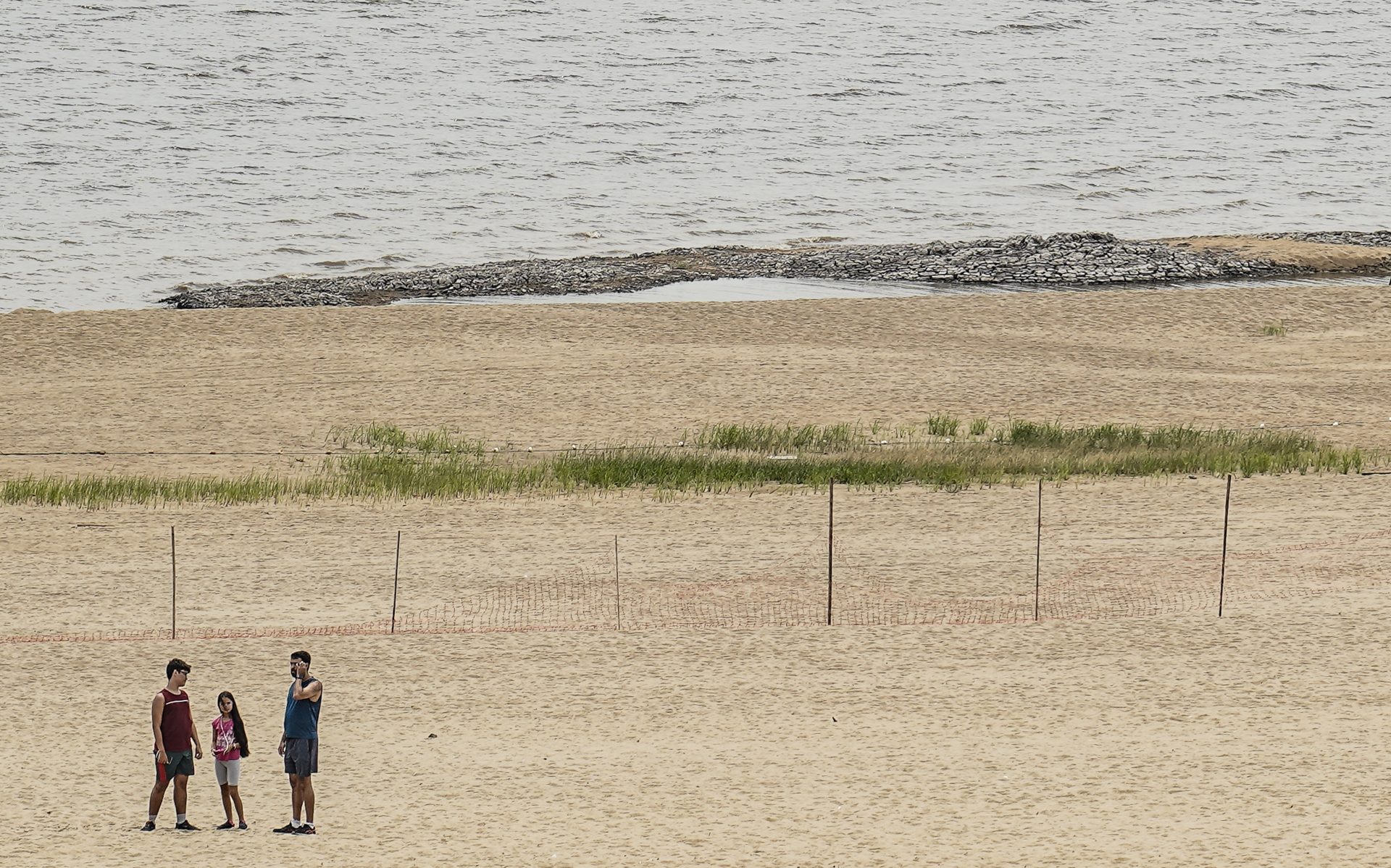 Praia da Ponta Negra com faixa de proteção para que banhistas não entrem na água, na maior seca em 121 anos. Foto: Rafa Neddermeyer/Agência Brasil