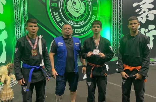 Os atletas posam com as medalhas junto da equipe amazonense - Foto: Divulgação/CBJJE