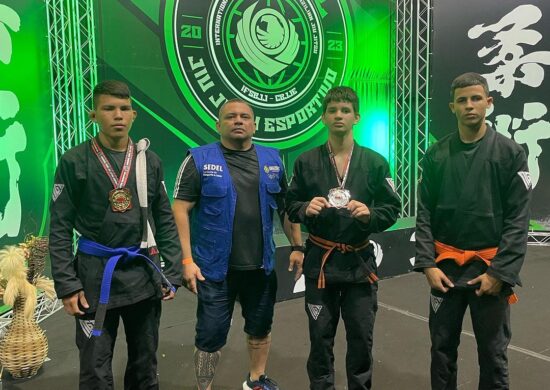 Os atletas posam com as medalhas junto da equipe amazonense - Foto: Divulgação/CBJJE