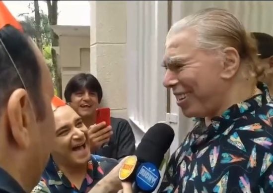 Silvio Santos conversa com jornalistas no dia do seu aniversário - Foto: Reprodução/Leo Dias