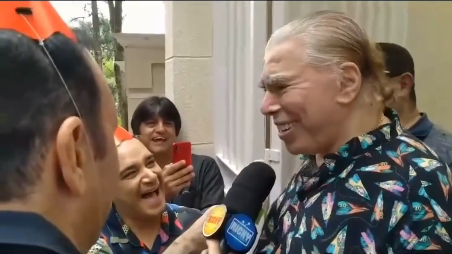 Silvio Santos conversa com jornalistas no dia do seu aniversário - Foto: Reprodução/Leo Dias