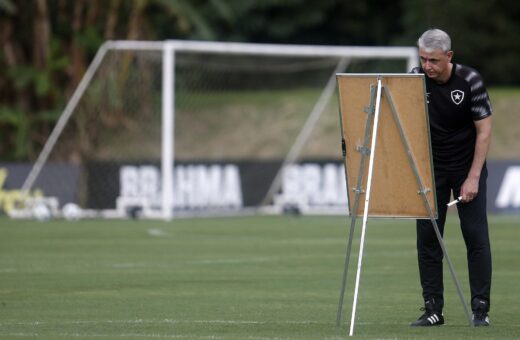 Treinador do Botafogo terá, pelo menos, três ausências para o último jogo do Brasileirão - Foto: Reprodução/Vitor Silva / BFR