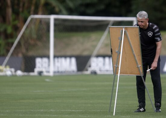 Treinador do Botafogo terá, pelo menos, três ausências para o último jogo do Brasileirão - Foto: Reprodução/Vitor Silva / BFR