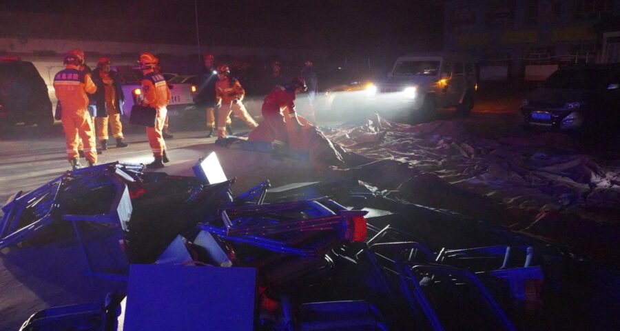 Equipes de resgate após um terremoto na vila de Chenjia, em Jishishan Bao'an, Dongxiang, na província de Gansu, na China - Foto: Ma Xiping/ Associeted Press/ Estadão Conteúdo