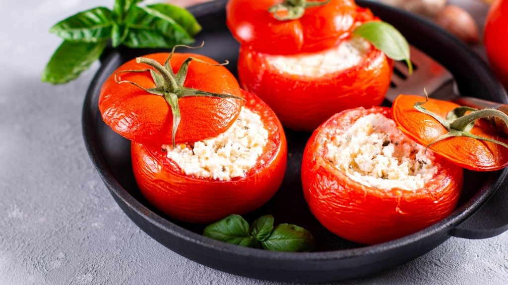 Ingrediente principal é o queijo parmesão ralado e os tomates - Foto: Reprodução/ Canva