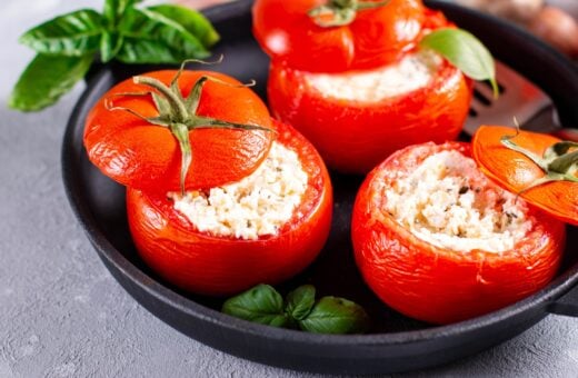 Ingrediente principal é o queijo parmesão ralado e os tomates - Foto: Reprodução/ Canva