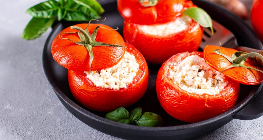 Ingrediente principal é o queijo parmesão ralado e os tomates - Foto: Reprodução/ Canva