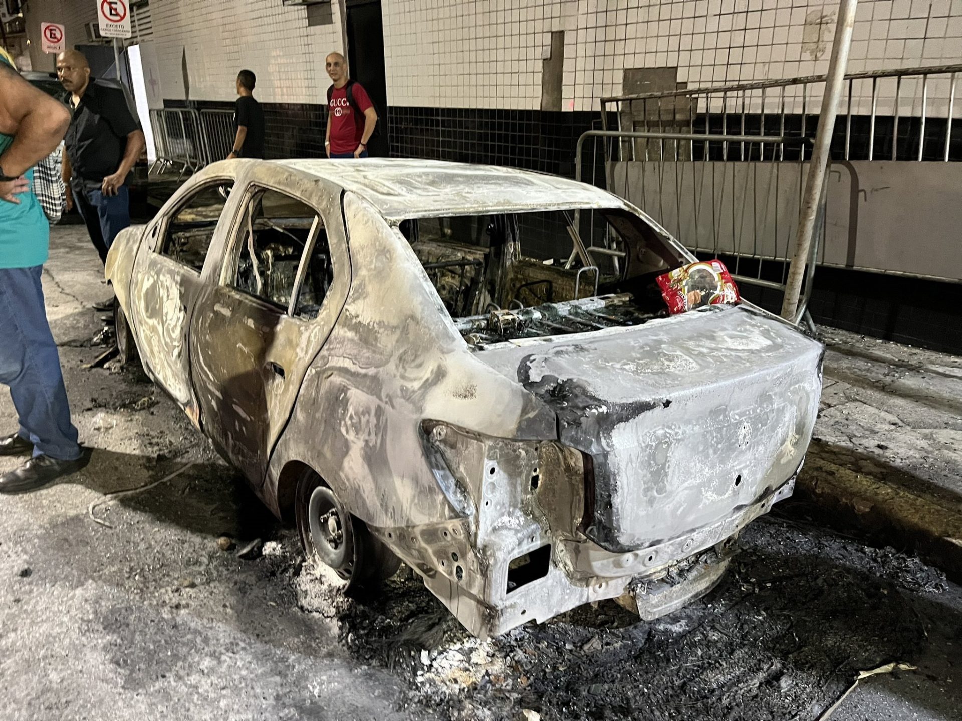 Torcida se revolta e incendeia carros