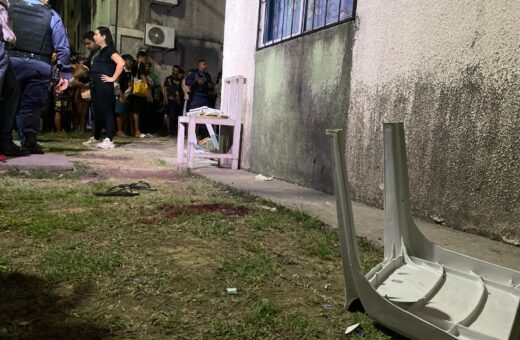 As vítimas estavam sentadas na frente de casa quando foram assassinadas - Foto: Divulgação/Dionisson Garcia/TV Norte