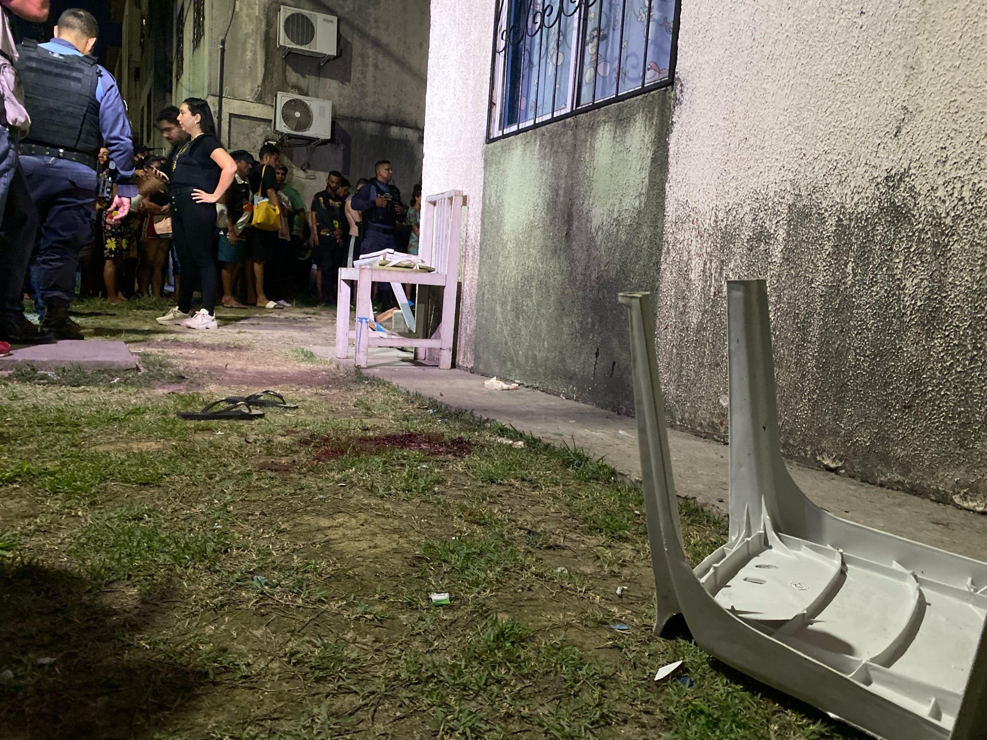 As vítimas estavam sentadas na frente de casa quando foram assassinadas - Foto: Divulgação/Dionisson Garcia/TV Norte