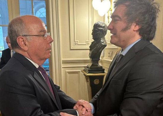 Ministro Mauro Vieira cumprimenta, o novo presidente da Argentina, Javier Milei, na Casa Rosada - Foto: Reprodução / Twitter @ItamaratyGovBr