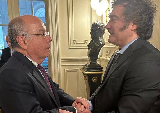 Ministro Mauro Vieira cumprimenta, o novo presidente da Argentina, Javier Milei, na Casa Rosada - Foto: Reprodução / Twitter @ItamaratyGovBr