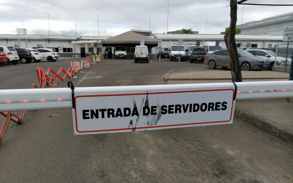 Cancela que proíbe a entrada de visitantes no estacionamento do Hospital Geral de Roraima - Foto: Taígo Araújo