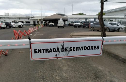 Cancela que proíbe a entrada de visitantes no estacionamento do Hospital Geral de Roraima - Foto: Taígo Araújo