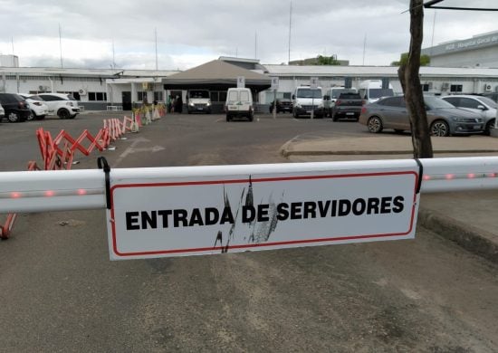 Cancela que proíbe a entrada de visitantes no estacionamento do Hospital Geral de Roraima - Foto: Taígo Araújo