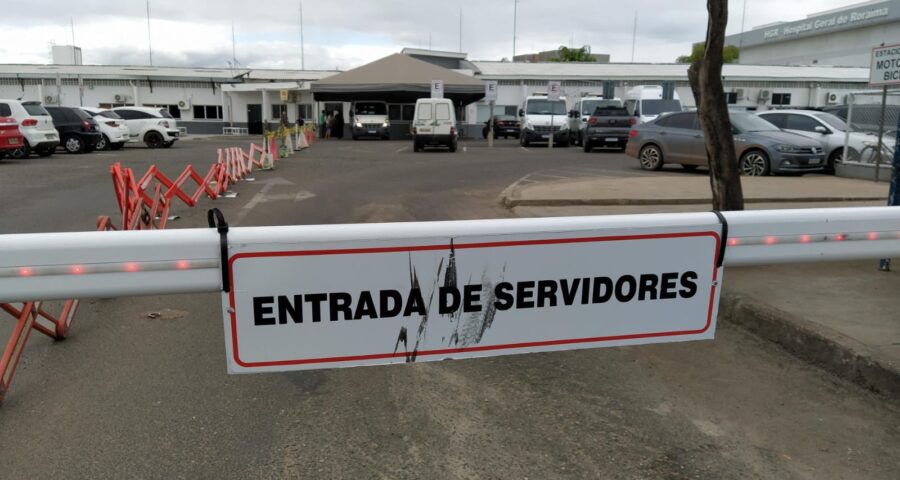 Cancela que proíbe a entrada de visitantes no estacionamento do Hospital Geral de Roraima - Foto: Taígo Araújo