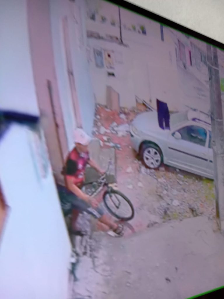 Câmera de segurança flagra furto em residência e polícia busca identificar suspeito - Foto: Reprodução/WhatsApp