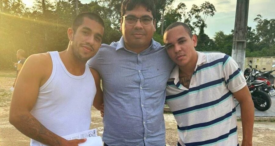 Influenciadores posam em foto junto com o advogado - Foto: Reprodução/WhatApp