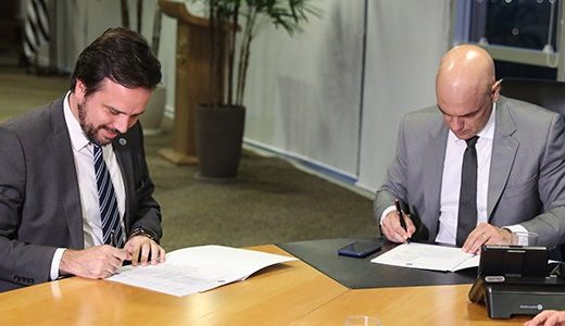 O presidente da Anatel, Carlos Baigorri, e o ministro Alexandre de Moraes, durante assinatura do Acordo de Cooperação - Foto: Antonio