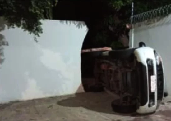 Caminhonete da TJ-RR derruba parte de muro de residência em Boa Vista