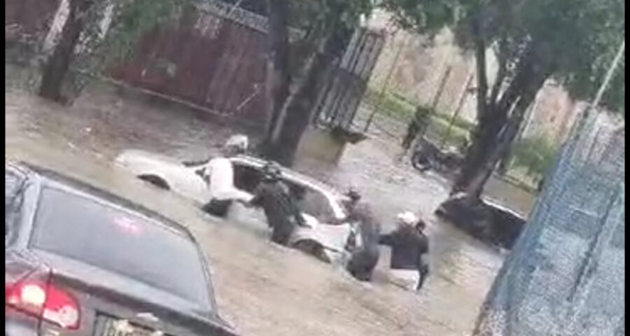 Situação do carro na rua alagada ocorreu durante chuva nesta manhã - Foto: Reprodução/WhastApp