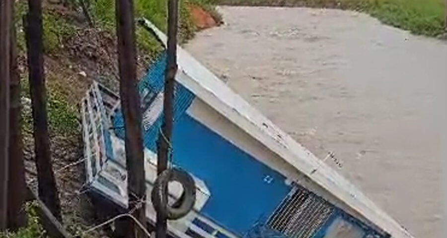 Casa foi levada pela correnteza durante chuva de domingo (17) - Foto: Reprodução/WhatsApp