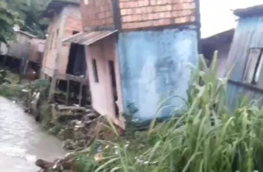 Casa em risco de desabar fica à margem de igarapé em Manaus - Foto: Reprodução/Internet