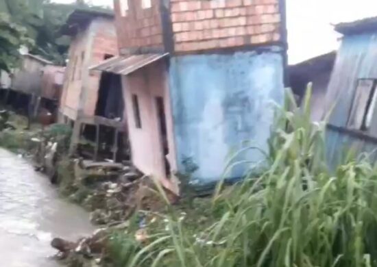 Casa em risco de desabar fica à margem de igarapé em Manaus - Foto: Reprodução/Internet