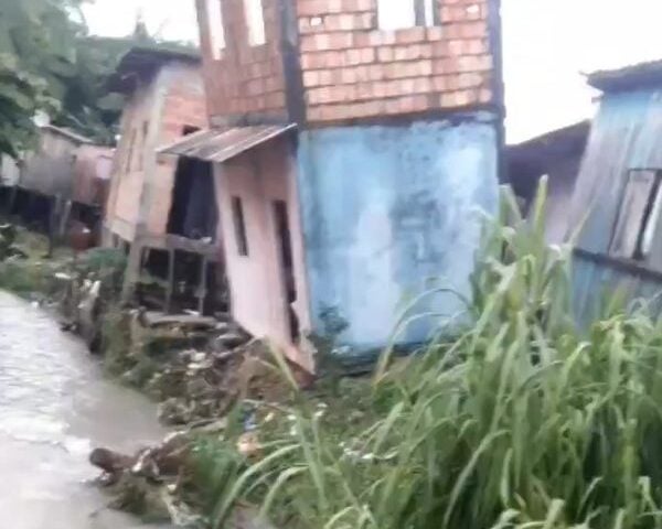 Casa em risco de desabar fica à margem de igarapé em Manaus - Foto: Reprodução/Internet