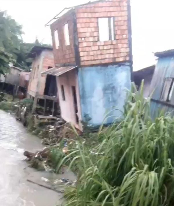 Casa em risco de desabar fica à margem de igarapé em Manaus - Foto: Reprodução/Internet